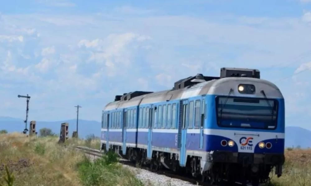 Τρένο συγκρούστηκε με αυτοκίνητο στη γραμμή Βόλος-Λάρισα